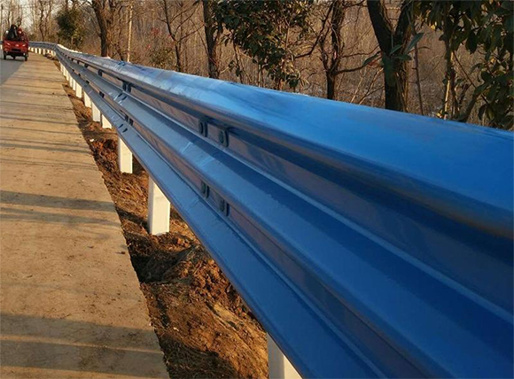 铜川公路波形护栏板的优点
